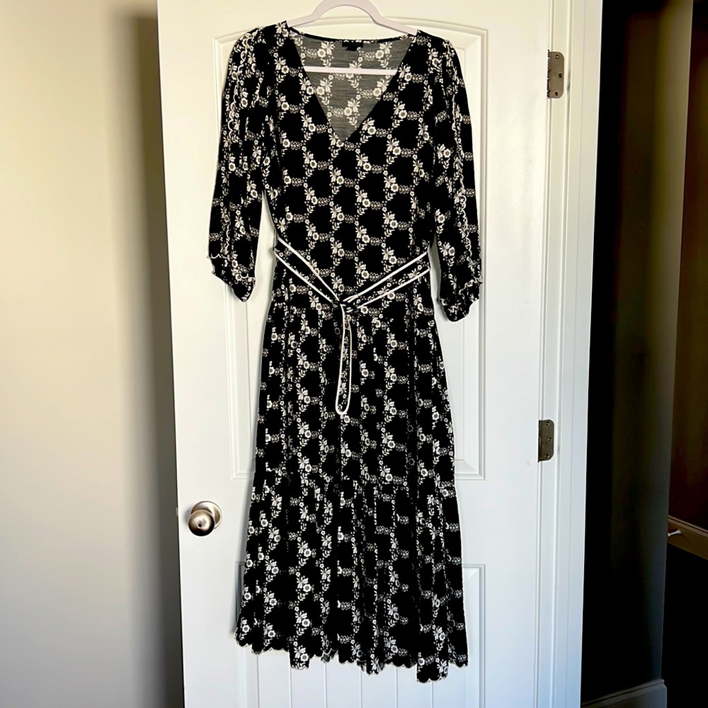 Ann Taylor black and white floral dress size 4 no stains or rips. Smoke&pet free